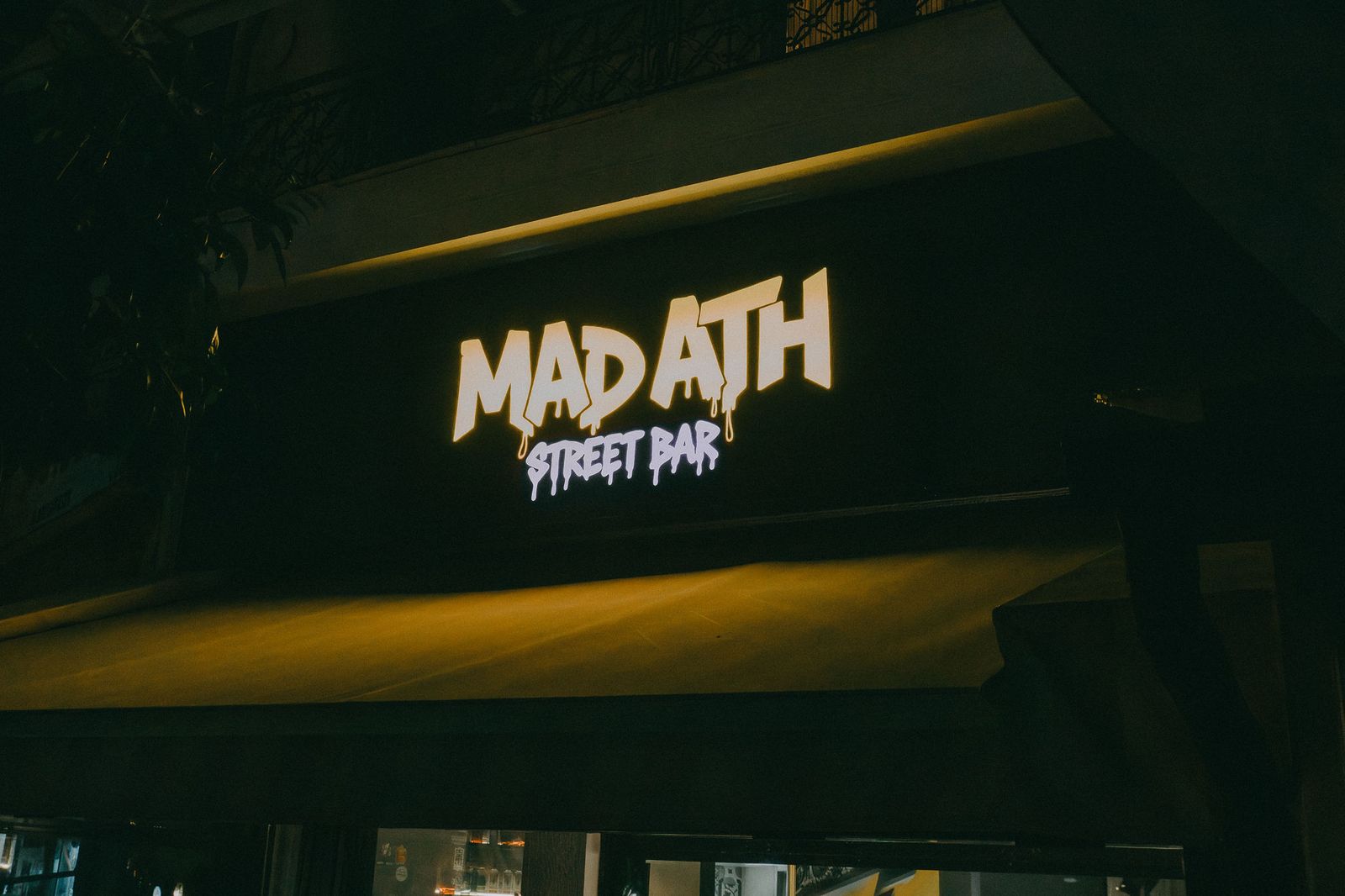 MAD ATH — φωτεινή πινακίδα