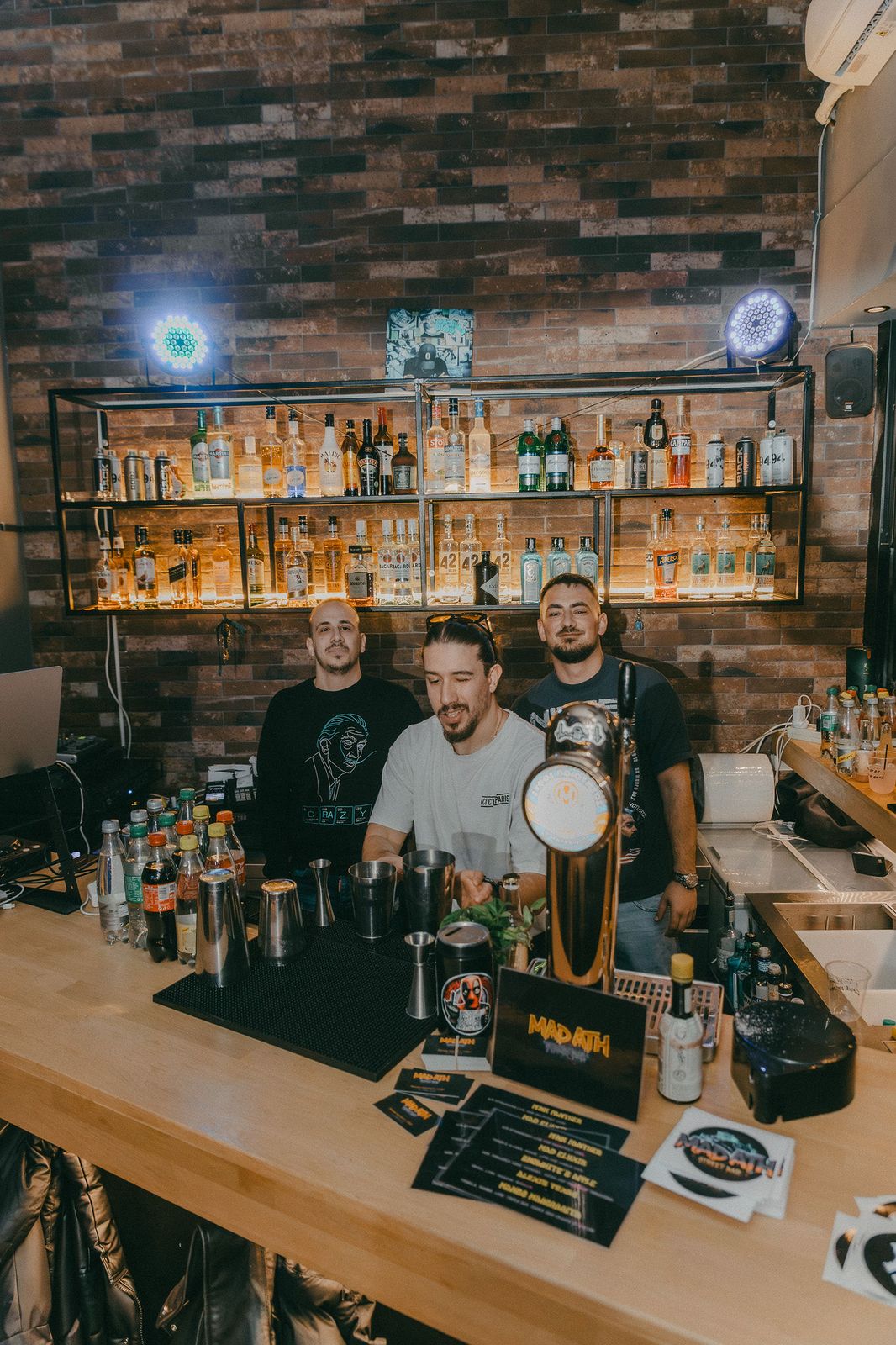 MAD ATH — η ομάδα του bar