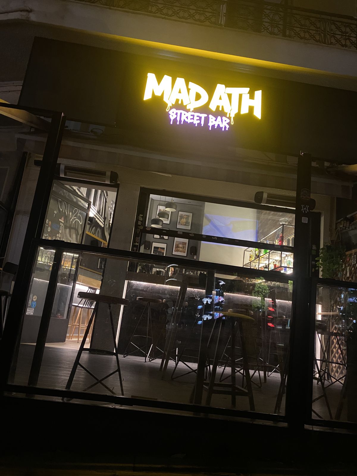 MAD ATH Street Bar — βιτρίνα