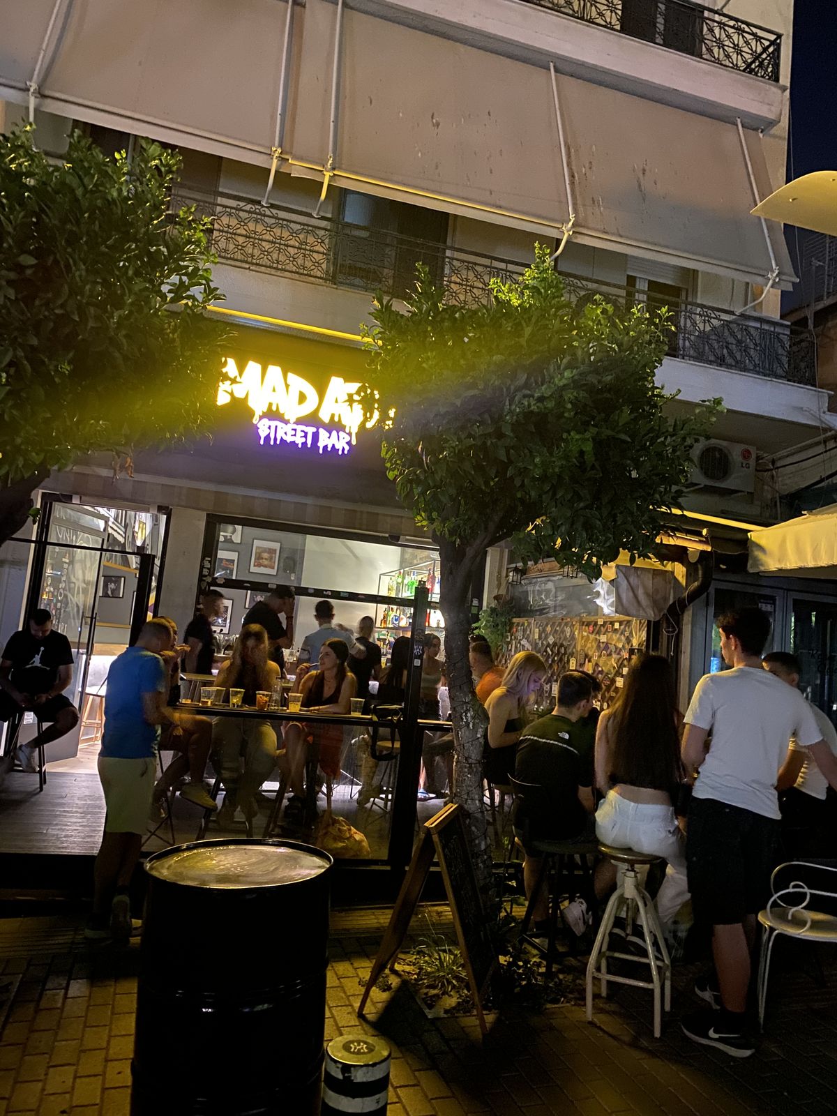 MAD ATH Street Bar — έξω